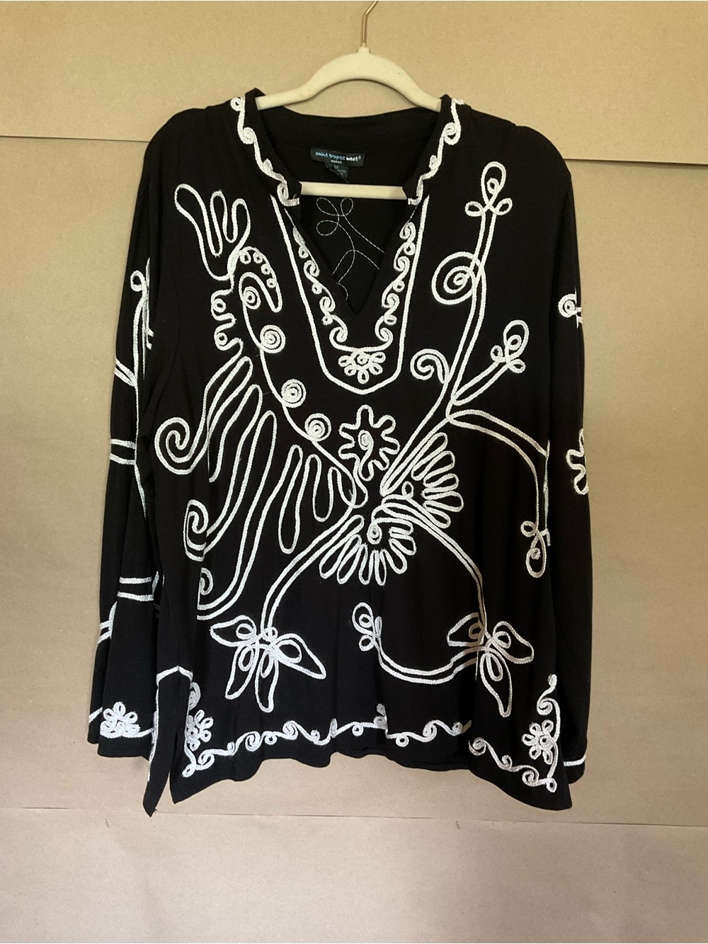 Saint Tropaz West Black Embroidered V-Neck Women’s Top - White Floral Detail. 2X